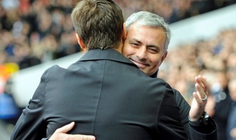 Jose Mourinho memeluk Mauricio Pochettino