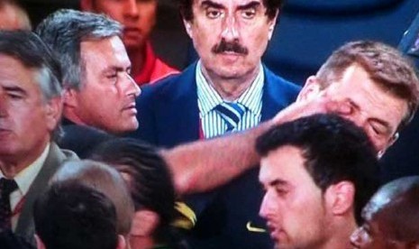 Jose Mourinho mencolek mata Tito Vilanova.