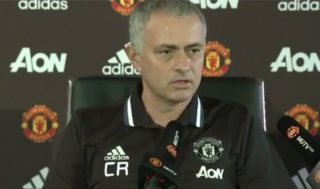 Jose Mourinho mengenakan polo shirt dengan inisial nama Claudio Ranieri.