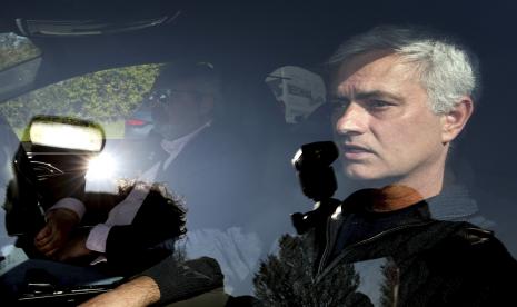 Jose Mourinho meninggalkan tempat latihan Tottenham Hotspur, London, Senin 19 April 2021. Tottenham memecat Jose Mourinho pada hari Senin setelah hanya 17 bulan bertugas.