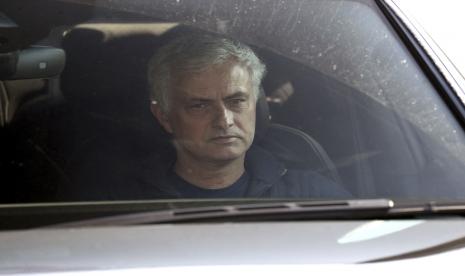 Jose Mourinho meninggalkan tempat latihan Tottenham Hotspur, London, Senin 19 April 2021. Tottenham memecat Jose Mourinho pada hari Senin setelah hanya 17 bulan bertugas.