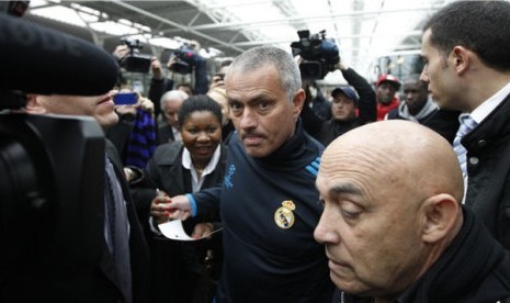 Jose Mourinho (tengah), manajer Real Madrid, bersama timnya tiba di bandara di Muenchen, selatan Jerman, Senin (16/4). 