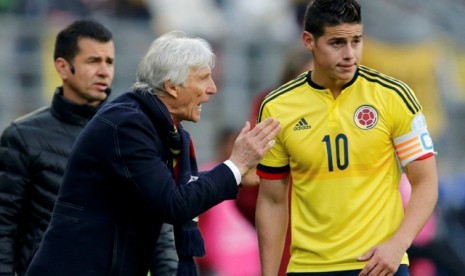 Jose Pekerman (kiri) saat memberikan instruksi kepada James Rodriguez