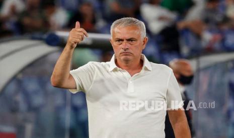 Pelatih AS Roma Jose Mourinho.