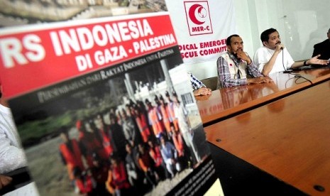 Joserizal Jurnalis (right) and sarbini Abdul Murad from MER-C hold a press conference in jakarta on Monday, related to  the latest condition of 28 Indonesians humanitarian activists who still in Gaza. 