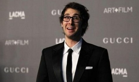 Urung bernyanyi di serial TV Ally McBeal, Josh Groban malah diminta berakting. Dia berperan sebagai tokoh bernama Malcolm Wyatt.