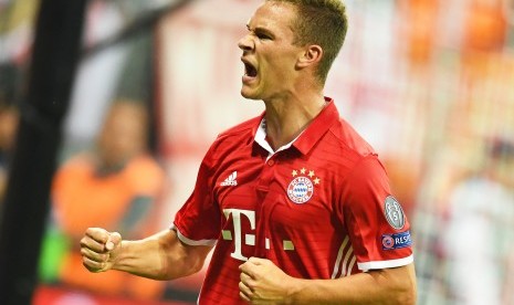 Bek Bayern Muenchen Joshua Kimmich. Joshua Kimmich berpendapat bahwa para pesepak bola, terutama pesepak bola papan atas, memiliki tanggung jawab untuk ikut membantu melawan pandemi covid-19.