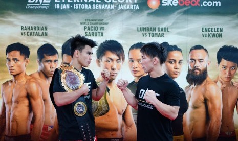 Joshua Pacio (kiri) dan Yosuke Saruta saat menjalani open workout & face-off ONE Eternal Glory jelang pertarungan di Jakarta, Rabu (16/1).