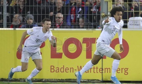 Joshua Zirkzee (Kanan) melakukan seleberasi usai mencetak gol ke gawang Freiburg, Kamis Dini Hari.