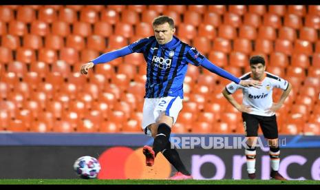  Josip Ilicic mencetak gol dari titik penalti di Estadio Mestalla, Valencia, Spanyol, Rabu (11/3) dini hari. (HO/UEFA/EPA-EFE)