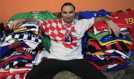 Josip Kovacevic Vjere (36), fans timnas Kroasia, berpose dengan koleksi jersey sepak bolanya di Osijek, Kroasia, pada beberapa waktu lalu.