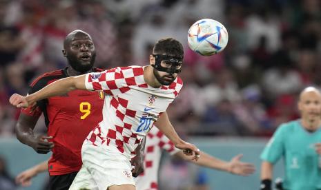 Josko Gvardiol dari Kroasia, kanan, melakukan sundulan saat bertahan melawan Romelu Lukaku dari Belgia pada pertandingan sepak bola grup F Piala Dunia antara Kroasia dan Belgia di Stadion Ahmad Bin Ali di Al Rayyan, Qatar, Kamis, 1 Desember 2022. 