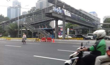 JPO 'buntung' di halte Transjakarta Polda Metro Jaya, Kamis (7/8).