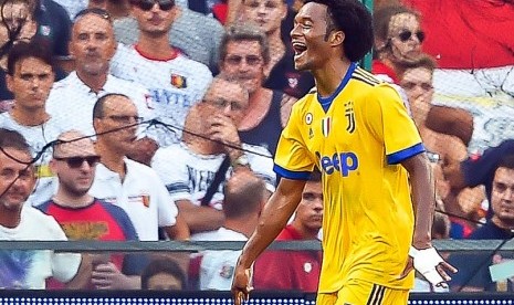 Juan Cuadrado (kanan) merayakan golnya yang membawa Juventus mengalahkan Genoa 3-2 dalam pertandingan Serie A, Sabtu (26/8)