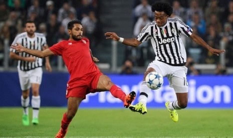 Juan Cuadrado (kanan) saat tampil membela Juventus melawan Sevilla