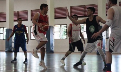 Shooting guard Satria Muda Pertamina Juan Laurent (kedua kanan) saat bertahan dalam latihan bersama tim Mahaka Media Bright di Lapangan Basket SMA Pangudi Luhur, Jakarta Selatan, Ahad (26/3).