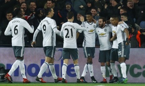 Juan Mata dan Marcus Rashford (ketiga dan keempat dari kanan) menjadi pahlawan kemenangan Manchester United melawan West Ham United pada laga Liga Primer di stadion London, Selasa (3/1) dini hari WIB. Kedua pemain pengganti itu mencetak satu gol dan satu assist pada laga kemenangan 2-0 United.