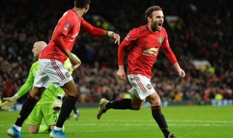 Juan Mata (kanan) merayakan golnya yang mengantarkan Manchester United (MU) mengalahkan Wolverhampton Wanderers 1-0 pada babak ketiga Piala FA.