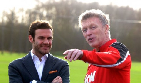 Juan Mata (kiri) bersama pelatih Manchester United, David Moyes.