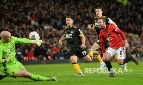 Juan Mata (kanan) mencetak gol pada laga rematch putaran ketiga Piala FA Cup antara Manchester United dan Wolverhampton Wanderers di Old Trafford,  Manchester, Inggris, 15 Januari 2020.  EPA-EFE/PETER POWELL 