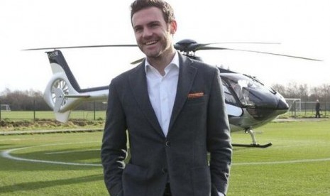 Juan Mata sesaat setelah tiba di markas Manchester United.