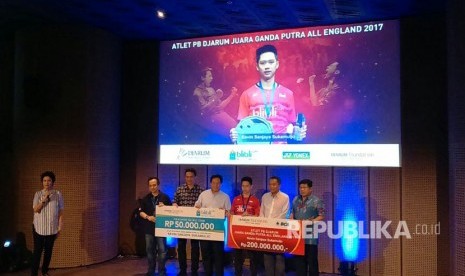 Juara All England 2017 Kevin Sanjaya Sukamuljo mendapatkan bonus dari PB Djarum senilai Rp 250 juta yang diserahkan di Galeri Indonesia Kaya, Jakarta, Rabu (22/3). 