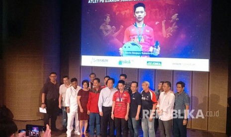 Juara All England 2017 Kevin Sanjaya Sukamuljo mendapatkan bonus dari PB Djarum senilai Rp 250 juta yang diserahkan di Galeri Indonesia Kaya, Jakarta, Rabu (22/3). 