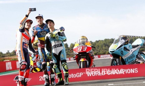 Juara Dunia 2019 dari berbagai kelas Marquez (MotoGP), Alex Marquez (Moto2) dan Lorenzo Dalla Porta (Moto3) berswafoto setelah GP Spanyol musim lalu.