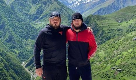 Juara dunia kelas ringan UFC Khabib Nurmagomedov (kanan) berfoto dengan latar belakang tanah kelahirannya di sebuah desa pegunungan di Slidi, Dagestan, Rusia.