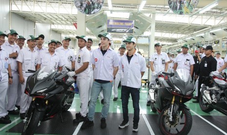 Juara dunia MotoGP 2016 Marc Marquez dan rekan satu timnya, Dani Pedrosa mengunjungi pabrik PT Astra Honda Motor (AHM) di Karawang, Kamis (2/2). Mereka menyaksikan secara langsung proses produksi dari motor sport premium Honda, All New Honda CBR250RR.