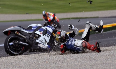  Juara dunia MotoGP Jorge Lorenzo dari Spanyol terjatuh  di sirkuit Ricardo Tormo,Valencia, Ahad (11/11). (AP/Alberto Saiz)