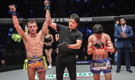 Juara dunia Muay Thai Jonathan “The General” Haggerty (kiri).