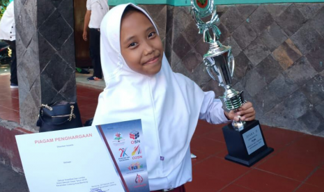 Juara Sains. Jessica Anak Juara binaan Rumah Zakat memenangkan piala juara lomba sains.