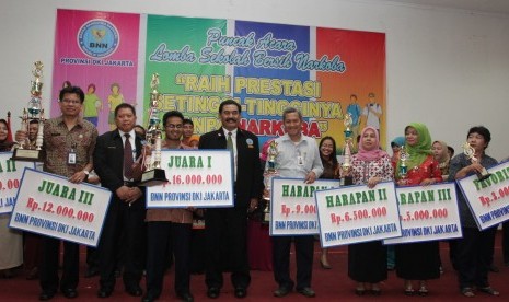 Juara Sekolah Bersih Narkoba menerima penghargaan dalam puncak acara Lomba Sekolah dalam rangka Pemberdayaan Karya Seni Sekolah Bersih Narkoba (PKSSBN) 2014 di gedung Smesco yang digelar BBN Provinsi DKI Jakarta.