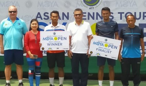 Juara tunggal putra Moya Open 2019 Althaf Dhaifullah (ketiga kiri) bersama para pengurus PP Pelti. 