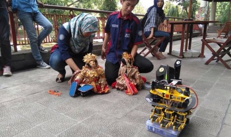 Juara Umum Kontes Robot Indonesia 2017 bosa menari Gending Sriwijaya, bersama para pemrogram dari IM GMRT Universitas Gadjah Mada, Kamis (20/7).