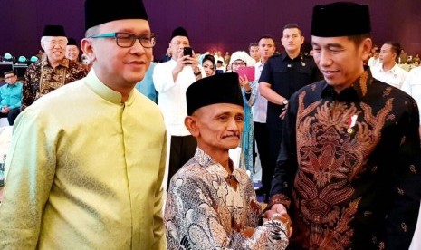 Jubaidi (tengah) bersama Ketua Kadin Rosan P Roeslani (kiri) dan Presiden Joko Widodo (kanan).