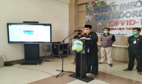 Jubir Covid-19 Kabupaten Tasikmalaya dr Heru Suharto, saat memberikan keterangan resmi di Kantor Bupati Tasikmalaya, Selasa (21/4)