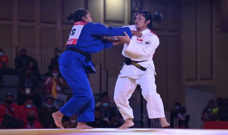 Judoka Bali I Gusti Ayu Guna Kakihara (kanan) bertanding melawan judoka Jawa Tengah Muji Leksani Listyowati (kiri) dalam babak final nomor 70 kilogram putri Judo PON Papua di Graha Eme Neme Yauware, Timika, Kabupaten Mimika, Papua, Kamis (30/9/2021). I Gusti Ayu Guna Kakihara menang dalam pertandingan itu sekaligus meraih medali emas, sementara medali perak diraih Muji Leksani Listyowati.