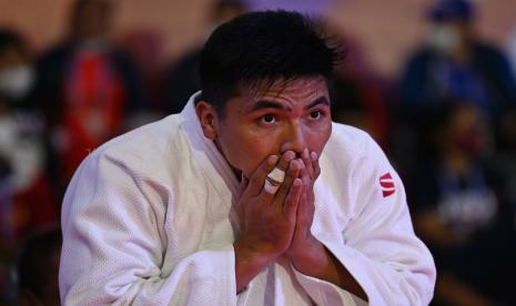 Judoka DKI Jakarta Gregory Ignacito Pantouw mngusap wajahnya usai menang melawan judoka Papua Kadek Arfclinton Muliaartha dalam babak final nomor 90 kilogram putra Judo PON Papua di Graha Eme Neme Yauware, Timika, Kabupaten Mimika, Papua, Kamis (30/9/2021). Gregory Ignacito Pantouw menang dalam pertandingan itu sekaligus meraih medali emas, sementara medali perak diraih Kadek Arfclinton Muliaartha.