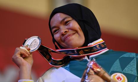 Judoka Papua Desi Rahayu menunjukkan medali emasnya usai menang melawan judoka Jawa Barat Ardelia Yuli dalam babak final nomor 63 kilogram putri Judo PON Papua di Graha Eme Neme Yauware, Timika, Kabupaten Mimika, Kamis (30/9/2021). Desi Rahayu menang dalam pertandingan itu sekaligus meraih medali emas, sementara medali perak diraih Ardelia Yuli.