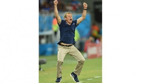 Juergen Klinsmann setelah tim AS mencetak gol kemenangan selama Piala Dunia FIFA 2014 grup G babak penyisihan pertandingan antara Ghana dan Amerika Serikat di Stadion Arena das Dunas Estadio di Natal, Brasil, 16 Juni 2014.