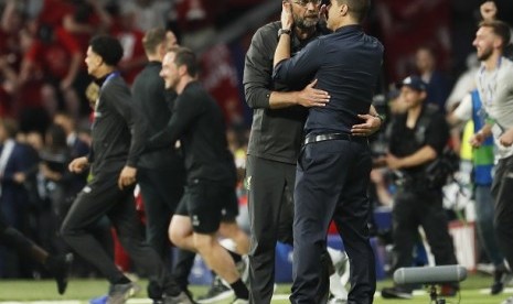 Juergen Klopp dan Mauricio Pochettino usai pertandingan Final Liga Champions