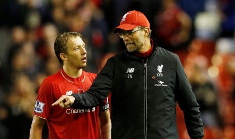 Juergen Klopp (kanan) berbicara dengan Lucas Leiva.