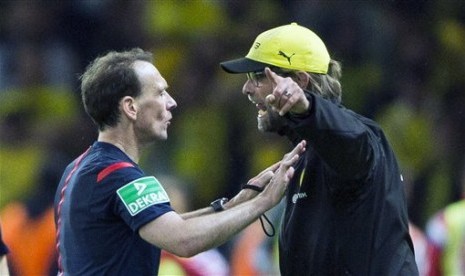 Juergen Klopp (kanan) beradu argumen dengan wasit pada final Piala Liga Jerman (DFB Pokal) 2013/2014.