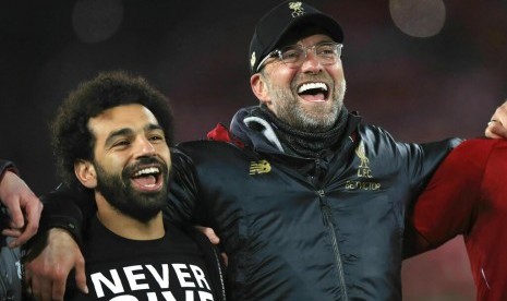 Juergen Klopp (kanan) merayakan keberhasilan Liverpool ke final Liga Champions bersama para pemainnya.