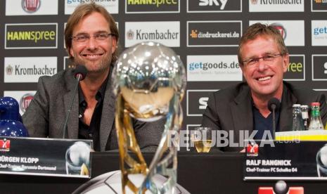 Pelatih Liverpool Juergen Klopp (kiri) dan pelatih Manchester United Ralf Rangnick (kanan)