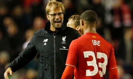 Juergen Klopp (kiri) mengekspresikan kegembiraan bersama pemain Liverpool usai meraih kemenangan atas Bournemouth di Piala Liga Inggris.