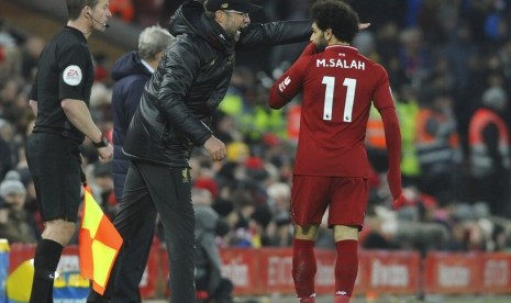 Juergen Klopp (tengah) memberikan instruksi kepada Mohamed Salah.