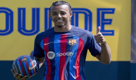 Jules Kounde berpose untuk media selama presentasi resminya setelah menandatangani kontrak dengan FC Barcelona. Kounde belum bisa membela Barcelona di La Liga karena belum didaftarkan secara resmi.